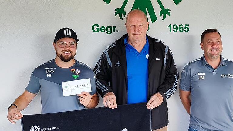 Der Rhöner BFV-Kreisvorsitzende Rainer Lochmüller (Mitte) überreichte Moritz Dünisch (links) vor dem Heimspiel gegen den FC Ober-/Mittelstreu (1:1) im Beisein von Jochen Markert (1. Vorsitzender DJK Weichtungen) die „Fair ist mehr“-Urkunde, ein ... - Der Rhöner BFV-Kreisvorsitzende Rainer Lochmüller (Mitte) überreichte Moritz Dünisch (links) vor dem Heimspiel gegen den FC Ober-/Mittelstreu (1:1) im Beisein von Jochen Markert (1. Vorsitzender DJK Weichtungen) die „Fair ist mehr“-Urkunde, ein Handtuch und einen Geld-Gutschein. Der Rhöner BFV-Kreisvorsitzende Rainer Lochmüller (Mitte) überreichte Moritz Dünisch (links) vor dem Heimspiel gegen den FC Ober-/Mittelstreu (1:1) im Beisein von Jochen Markert (1. Vorsitzender DJK Weichtungen) die „Fair ist mehr“-Urkunde, ein ... - Der Rhöner BFV-Kreisvorsitzende Rainer Lochmüller (Mitte) überreichte Moritz Dünisch (links) vor dem Heimspiel gegen den FC Ober-/Mittelstreu (1:1) im Beisein von Jochen Markert (1. Vorsitzender DJK Weichtungen) die „Fair ist mehr“-Urkunde, ein Handtuch und einen Geld-Gutschein.