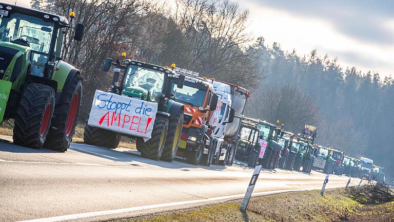 Am Montag sorgten zahlreiche Traktoren und Lastwagen für Verkehrsstörungen. Sie alle nahmen an der bundesweiten Protestaktion der Landwirtinnen und Landwirte teil. Am Montag sorgten zahlreiche Traktoren und Lastwagen für Verkehrsstörungen. Sie alle nahmen an der bundesweiten Protestaktion der Landwirtinnen und Landwirte teil.