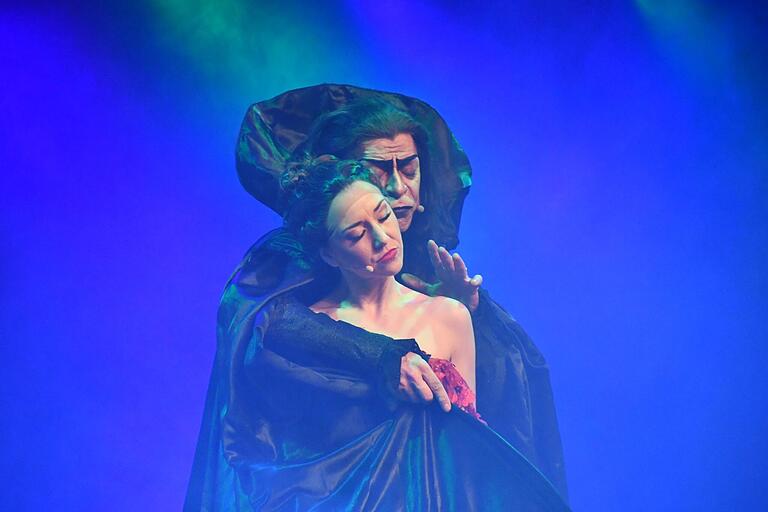 Bei Tanz der Vampire wurde es schaurig schön und es durfte auch einmal etwas Theaterblut beim finalen Biss fließen. Bei Tanz der Vampire wurde es schaurig schön und es durfte auch einmal etwas Theaterblut beim finalen Biss fließen.