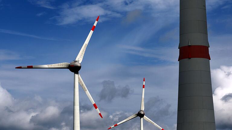 Windkraftanlagen in Mecklenburg-Vorpommern       -  Die EU-Kommission hat Belgien Staatshilfen für den Bau und Betrieb des ersten Offshore-Windparks in der Prinzessin-Elisabeth-Zone in der Nordsee genehmigt. (Archivbild)