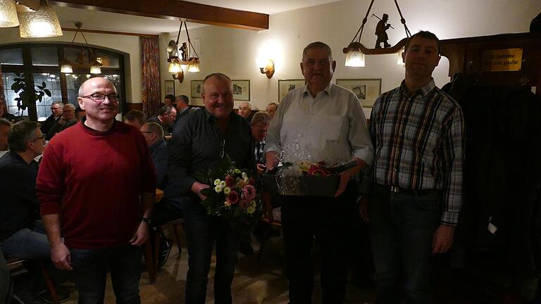 Abschied aus der Vorstandschaft der Jagdgenossenschaft: Nach 36 Jahren Tätigkeit als Stellvertreter und Vorstand wurde Winfried Hömer (zweiter v.r.) aus der Vorstandschaft der Jagdgenossenschaft Bergrheinfeld verabschiedet. Daneben (v.l.) Kassier Günter Rudloff, der neue Jagdvorsteher Klaus Fromm und Schriftführer Christian Göb. FOTO HORST FRÖHLING Abschied aus der Vorstandschaft der Jagdgenossenschaft: Nach 36 Jahren Tätigkeit als Stellvertreter und Vorstand wurde Winfried Hömer (zweiter v.r.) aus der Vorstandschaft der Jagdgenossenschaft Bergrheinfeld verabschiedet. Daneben (v.l.) Kassier Günter Rudloff, der neue Jagdvorsteher Klaus Fromm und Schriftführer Christian Göb. FOTO HORST FRÖHLING