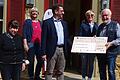 Über die Spende freuen sich von links die Integrationsbeauftragte Elvira Heunisch, Monika Hofmann vom Mehrgenerationenhaus Schwebheim und der neue Diakonievorstand Carsten Bräumer; Martha und Hans Fischer hatten mit Selbstgebasteltem  bei ihrem  Basar 2000 Euro für die Einrichtung gesammelt.