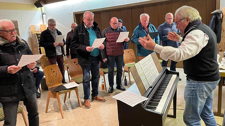 'Uuuund bitte!':&nbsp; Otto Vogel leitet seit 48 Jahren den Männergesangverein Kreuzwertheim.