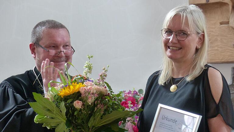 Dekan Uwe Rasp überreichte der scheidenden Dekanatsassistenz Marion Kaminski Blumen und eine Urkunde. Dekan Uwe Rasp überreichte der scheidenden Dekanatsassistenz Marion Kaminski Blumen und eine Urkunde.