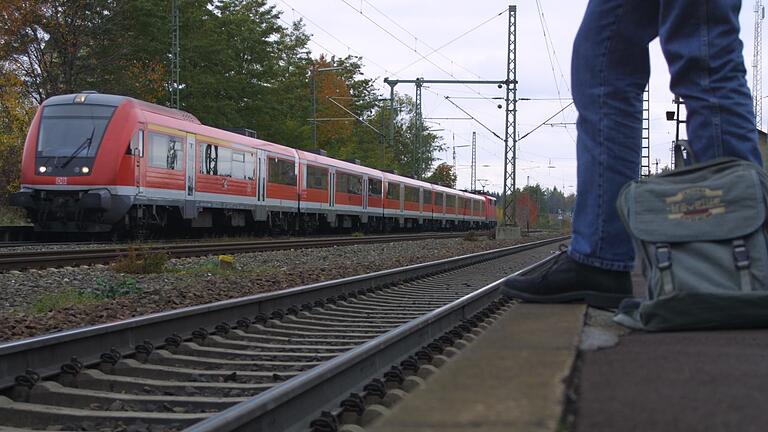 Ein Regionalzug am Dettelbacher Bahnhof: Wenn Passagiere regelmäßig zurückbleiben müssen. Ein Regionalzug am Dettelbacher Bahnhof: Wenn Passagiere regelmäßig zurückbleiben müssen.