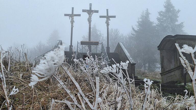 Der Frost sorgte am Kreuzberg in der Rhön für außergewöhnliche Eisgebilde. Der Frost sorgte am Kreuzberg in der Rhön für außergewöhnliche Eisgebilde.