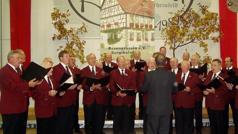 Chorgesang ist seine Leidenschaft: Paul Kolb (Bildmitte vorne) beim Konzert anlässlich des 100. Geburtstages des 'Gesangvereins Männerchor' Bergrheinfeld im Kreise seiner Gesangskollegen. Chorgesang ist seine Leidenschaft: Paul Kolb (Bildmitte vorne) beim Konzert anlässlich des 100. Geburtstages des 'Gesangvereins Männerchor' Bergrheinfeld im Kreise seiner Gesangskollegen.