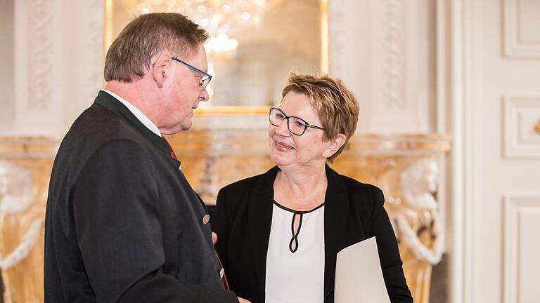 Staatssekretär Gerhard Eck überreichte Barbara Thiele Würzburg die Auszeichnung. Foto: Dita Vollmond - Staatssekretär Gerhard Eck überreichte Barbara Thiele Würzburg die Auszeichnung. Foto: Dita Vollmond Staatssekretär Gerhard Eck überreichte Barbara Thiele Würzburg die Auszeichnung. Foto: Dita Vollmond - Staatssekretär Gerhard Eck überreichte Barbara Thiele Würzburg die Auszeichnung. Foto: Dita Vollmond