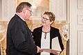 Staatssekretär Gerhard Eck überreichte Barbara Thiele Würzburg die Auszeichnung.  Foto: Dita Vollmond       -  Staatssekretär Gerhard Eck überreichte Barbara Thiele Würzburg die Auszeichnung.  Foto: Dita Vollmond