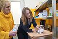 Nina Röhr (rechts) hat viel Spaß an der Arbeit mit Tieren. Sie ist die erste, die im Tierheim in Zell eine Ausbildung zur Tierpflegerin macht. Das Bild zeigt sie mit Tierheim-Chefin Britta Merkel.