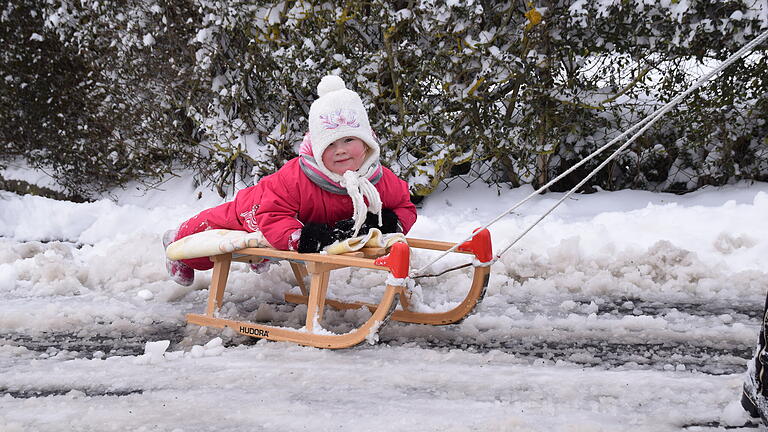 Wenn Mama den Schlitten zieht, macht der Winter in Euerbach Spaß. Wenn Mama den Schlitten zieht, macht der Winter in Euerbach Spaß.