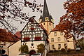 Zum idyllischen Ensemble mit Rathaus und Kirche in Stettfeld zählt auch das Pfarrhaus (rechts), das die Kirche verkaufen will.