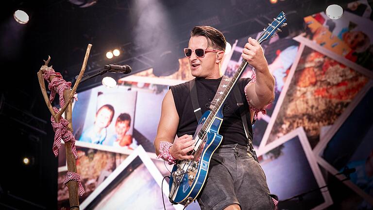 Andreas Gabalier ist nur einer von vielen Männern, die bisher auf dem Residenzplatz in Würzburg vor tausenden Menschen spielten. Weibliche Stars traten bisher noch nicht vor dem Weltkulturerbe auf.&nbsp;