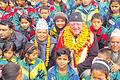 Willkommensfreude: Mit Blumenkränzen als Zeichen der Dankbarkeit wurde Klaus Meyer bei seinem letzten Besuch in Nepal empfangen. Im Bild ist er zusammen mit Freunden und Schülern der Schule zu sehen, für dessen Aufbau er sich seit 13 Jahren engagiert.