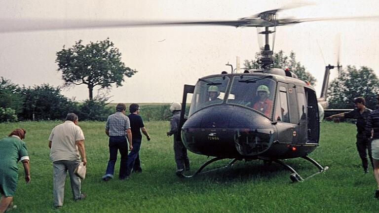 Hans-Wernher von Quistorp (2. von rechts) weist Passagiere bei den Rundflügen im Rahmen der Ausstellung &bdquo;Unser Heer&ldquo; 1977 in Gerolzhofen in den Bell UH-1D ein.