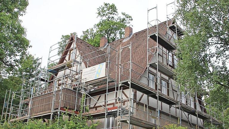 Das Pfarrhaus wird gerade saniert. Wann wieder ein Pfarrer einzieht, ist noch offen. Foto: Heike Beudert       -  Das Pfarrhaus wird gerade saniert. Wann wieder ein Pfarrer einzieht, ist noch offen. Foto: Heike Beudert