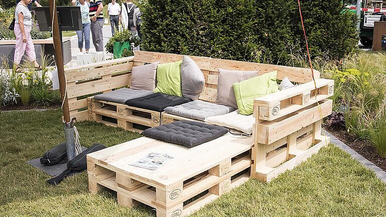 Gartencouch• Für die Gartencouch braucht man je nach gewünschter Größe zehn Euro-Paletten, Werkzeuge wie Stichsäge, Akkuschrauber, Schleifgerät und Bohrmaschine, Sitzkissen oder andere weiche Auflagen.• Eine neue Euro-Palette kostet zwischen zehn und 18 Euro.• Zuerst die Paletten zur gewünschten Sofaform stapeln. Die Sitzflächen mit Latten schließen.• Jeweils zwei Paletten hochkant als Armlehne hinstellen und festschrauben. Zwei Paletten jeweils um ein Drittel kürzen und als Rückenlehen schräg stellen. Den Abschnitt als Stütze für die Rückenlehne anschrauben.• Die fertige Gartencouch abschleifen. Wer möchte, kann das Sofa anstreichen, lackieren oder lasieren. Dann Polster drauf und fertig! Gartencouch• Für die Gartencouch braucht man je nach gewünschter Größe zehn Euro-Paletten, Werkzeuge wie Stichsäge, Akkuschrauber, Schleifgerät und Bohrmaschine, Sitzkissen oder andere weiche Auflagen.• Eine neue Euro-Palette kostet zwischen zehn und 18 Euro.• Zuerst die Paletten zur gewünschten Sofaform stapeln. Die Sitzflächen mit Latten schließen.• Jeweils zwei Paletten hochkant als Armlehne hinstellen und festschrauben. Zwei Paletten jeweils um ein Drittel kürzen und als Rückenlehen schräg stellen. Den Abschnitt als Stütze für die Rückenlehne anschrauben.• Die fertige Gartencouch abschleifen. Wer möchte, kann das Sofa anstreichen, lackieren oder lasieren. Dann Polster drauf und fertig!