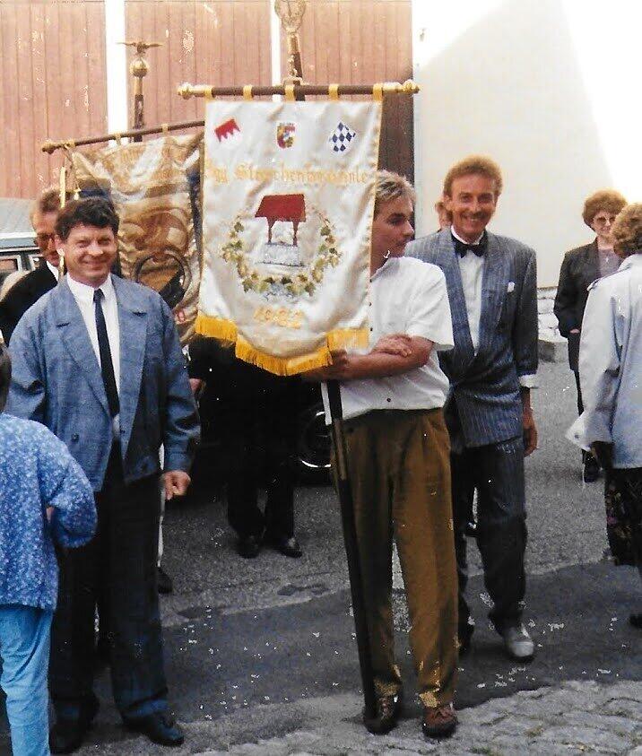 Historisch ist dieses Bild von der Fahnenweihe beim Maitanz im Jahr 1990.