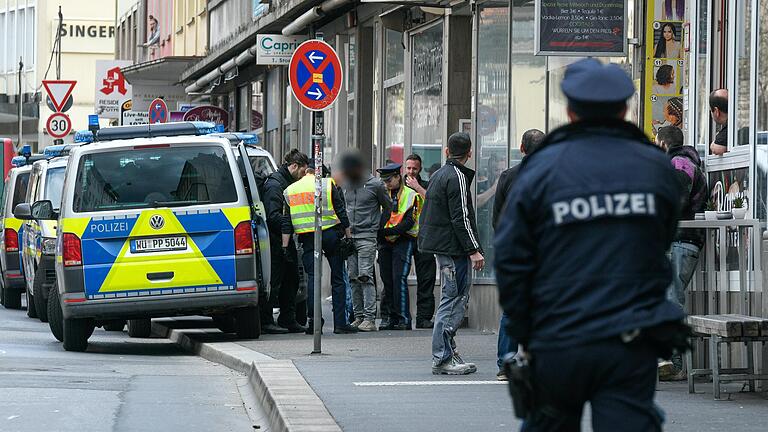 Bei der Drogen-Razzia wurden vergangenen Donnerstag in der Theaterstraße mehrere Männer in Polizeigewahrsam genommen.&nbsp;