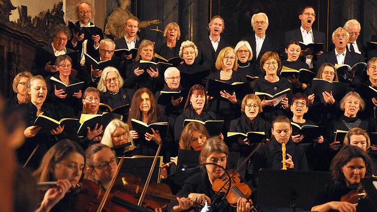 Der Kammerchor unter der Leitung von Felix Krüger brachte Bachs Weihnachtsoratorium in der Schlosskirche mit Unterstützung des Orchesters 'La strada armonica' und Solisten zur Aufführung.