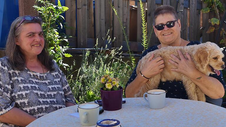 Würden ihren Kaffee gerne wieder mit anderen Menschen zusammen im Bistro des Sozialkaufhauses Intakt trinken: Frauke Cöster und Andrea Kaplan (rechts). Würden ihren Kaffee gerne wieder mit anderen Menschen zusammen im Bistro des Sozialkaufhauses Intakt trinken: Frauke Cöster und Andrea Kaplan (rechts). 