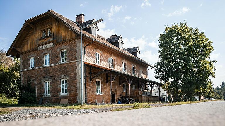 Aus einer Zeit, als man das Auto in Maroldsweisach auch mal stehen lassen konnte: der ehemalige Bahnhof des Ortes.