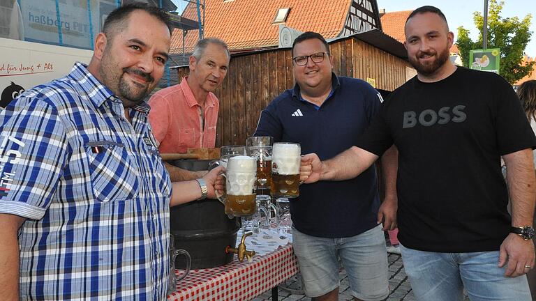 Nach dem Bieranstich stießen Werberingchef Rene Tierno, Braumeister Michael Raab, Bürgermeister Alexander Bergmann und Tim Helfrich vom Werberingvorstand an.&nbsp;