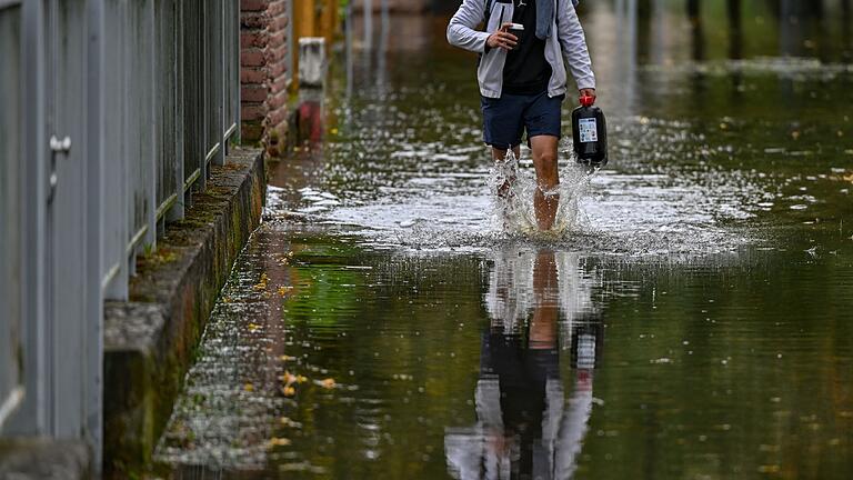 Hochwasser in Brandenburg - Ein Anwohner einer überfluteten Straße in Frankfurt Oder watet durch das Wasser. Hochwasser in Brandenburg - Ein Anwohner einer überfluteten Straße in Frankfurt Oder watet durch das Wasser.