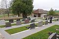 Der Blick auf den sanierten Friedhof in Fuchsstadt zeigt die verkleinerten Grabstellen und die erneuerte Sandsteinmauer im Süden.