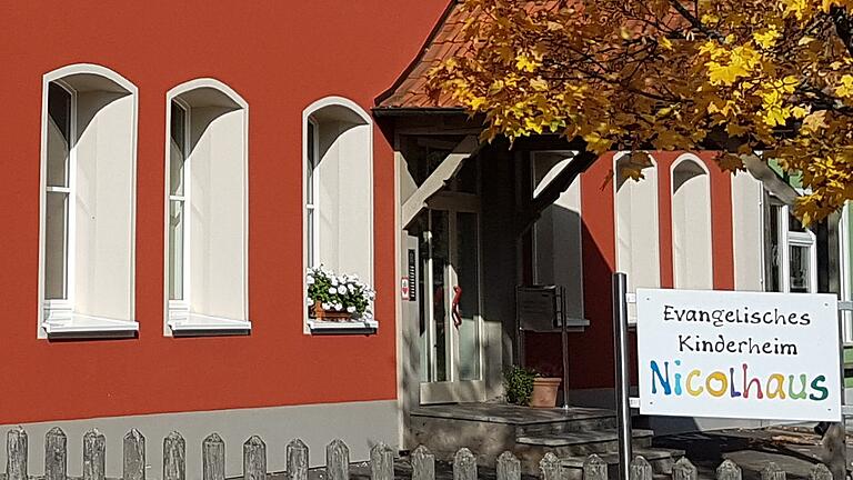 Undurchsichtige Situation: Für das Kinderheim Nicolhaus in Willmars wird eine neue Heimleitung gesucht. Der bisherige Heimleiter Martin Bohn sowie seine Frau Martina Bohn, die als Sekretärin im Nicolhaus arbeitete, müssen gehen. Über den Grund schweigt sich der Diakonieverein Willmars aus. Undurchsichtige Situation: Für das Kinderheim Nicolhaus in Willmars wird eine neue Heimleitung gesucht. Der bisherige Heimleiter Martin Bohn sowie seine Frau Martina Bohn, die als Sekretärin im Nicolhaus arbeitete, müssen gehen. Über den Grund schweigt sich der Diakonieverein Willmars aus.
