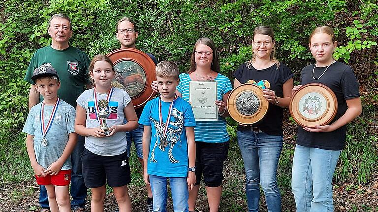 Auf dem Foto hinten von links: 2. Schützenmeister Werner Kirchner, Sebastian Wiener (Schützenscheibe), Ramona Niehus (Gewinnerin des Rehs), Karina Heinisch (Damenscheibe) und Emma Geier (Jugendscheibe); vorne von links: Lukas Wiener (2. Platz Lichtpunktschießen), Lena Wiener (1. Platz Lichtpunktschießen) und Jakob Hauck (3. Platz Lichtpunktschießen).