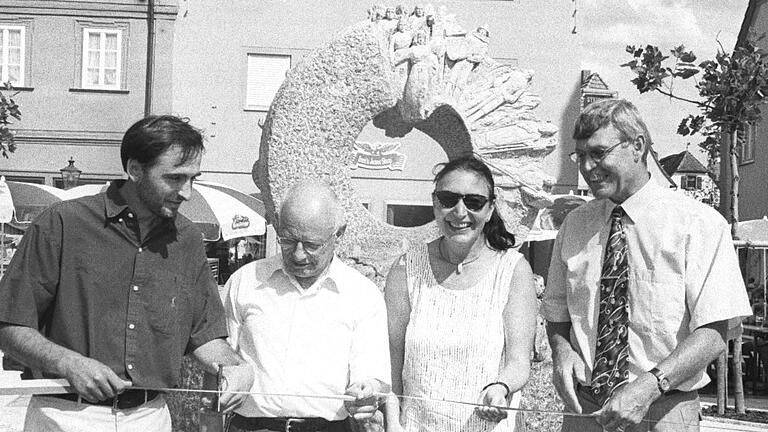 Mit dem Durchtrennen eines Bandes übergaben im August 1999 (von links) Bildhauer Manfred Reinhart, Dr. Ottmar Wolf als einer der Hauptsponsoren, sowie die damalige Stadtbaumeisterin Petra Schöllhorn und Bürgermeister Hartmut Bräuer den Marktplatzbrunnen und die Weiße-Turm-Straße ihrer Bestimmung. Ganz rechts auf dem Archivbild ist eine der vier jungen Platanen zu erkennen.