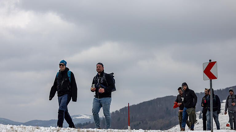 Ein ruhiger, letzter (?)  Schneetag in der Rhön. Am Samstag, den 15.03.2025 lag auf den Bergen noch Schnee und einige Wanderer, Landläufer und Schlittenfahrer nutzten dies bestens.