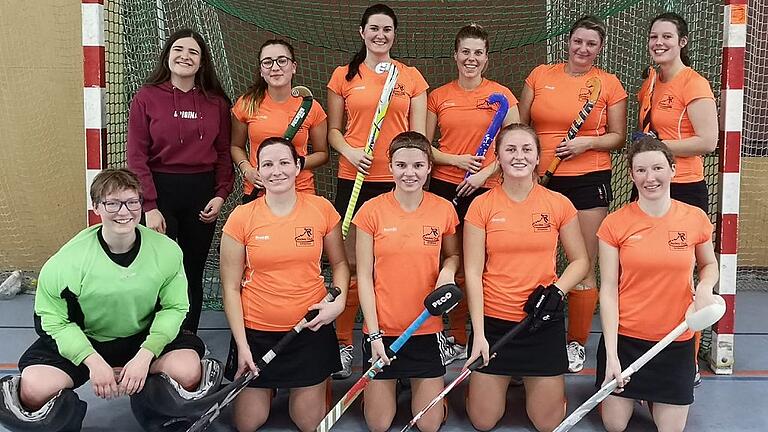 Verbandsliga-Meister: Die Frauen des HC Schweinfurt um (hinten von links) Kira Kurzawski, Fiorella Röder, Jorid Schätzlein, Lilli Lang, Marika Ratbrock, Katharina Schmitt sowie vorne Amy Zietlow, Stephanie Schwarz, Lena Müller, Lisa Fischer und Tina Sängerlaub dürfen nun an den Aufstiegsspielen teilnehmen. Verbandsliga-Meister: Die Frauen des HC Schweinfurt um (hinten von links) Kira Kurzawski, Fiorella Röder, Jorid Schätzlein, Lilli Lang, Marika Ratbrock, Katharina Schmitt sowie vorne Amy Zietlow, Stephanie Schwarz, Lena Müller, Lisa Fischer und Tina Sängerlaub dürfen nun an den Aufstiegsspielen teilnehmen.