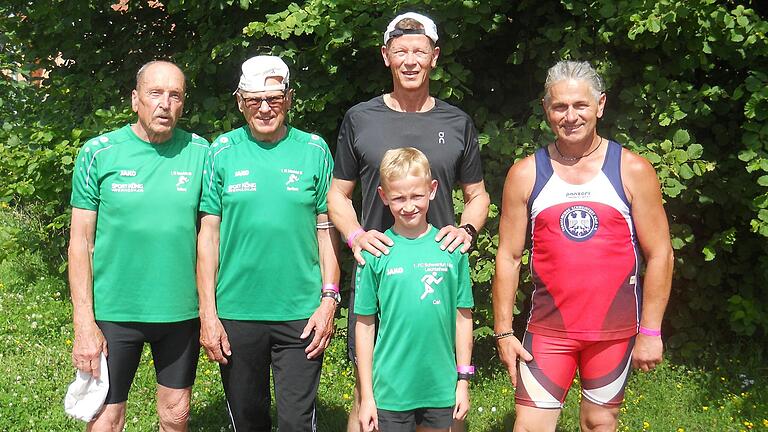 Die vier Schweinfurter Teilnehmer bei den bayerischen Meisterschaften der Senioren in Herzogenaurach (von links): Heribert Finster, Roland Wolf, Dr. Kai Dressler mit Sohn Carl und Ralph Petri.&nbsp;