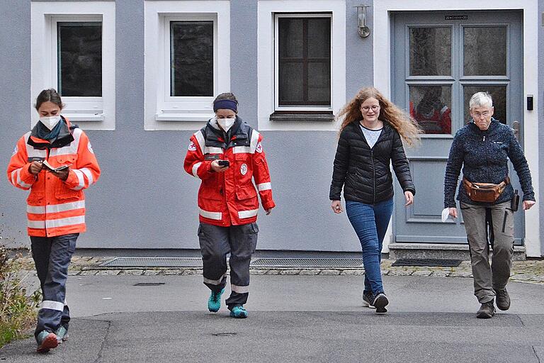 Die Spur wird gelegt: Läuferin Marie macht sich in Begleitung von Prüferin Anette Quandt und den beiden Prüfungsleiterinnen Ida Storch und Alexandra Klinger auf den Weg, um eine Geruchsspur zu legen.