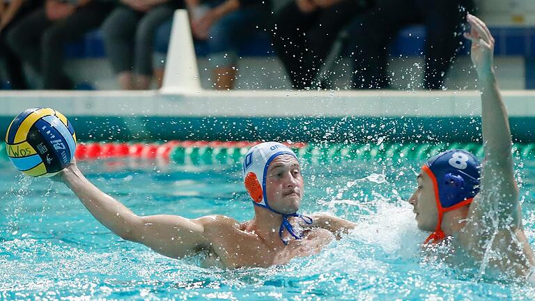 Elijah Neesham (links) vom SV Würzburg 05 beim Wurf gegen Robert Turovskyy vom Düsseldorfer SC (Archivfoto). Die Würzburger Wasserballer haben zuletzt ihr Bundesliga-Heimspiel gegen Cannstatt gewonnen. Elijah Neesham (links) vom SV Würzburg 05 beim Wurf gegen Robert Turovskyy vom Düsseldorfer SC (Archivfoto). Die Würzburger Wasserballer haben zuletzt ihr Bundesliga-Heimspiel gegen Cannstatt gewonnen.