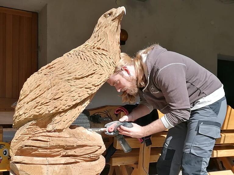 Motorsägen-Schnitzer Stefan Holzinger macht aus Stämmen Kunstwerke. Motorsägen-Schnitzer Stefan Holzinger macht aus Stämmen Kunstwerke.