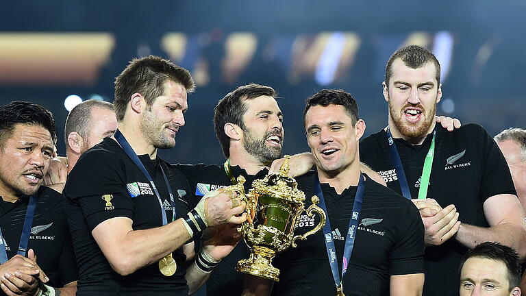 Rugby World Cup 2015.jpeg       -  Ach, wie süß: Wer Rugby-Weltmeister wird, bekommt den Webb Ellis Cup überreicht. Eine ziemlich zierliche Trophäe in den Händen der Sportler.