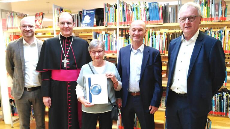 Das Foto zeigt Elias Huisl, Weihbischof Paul Reder, Maria Hanika, Günther Hofmann und&nbsp; Bernhard Schweßinger.