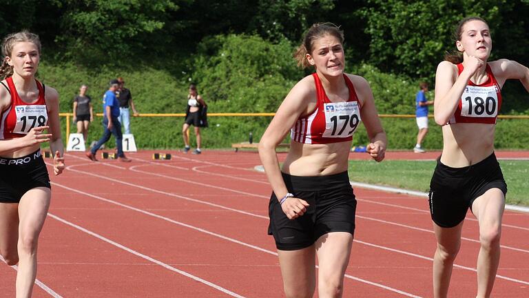 Emilia Zeitz (Startnummer 179) aus Bad Königshofen, die für den TSV Münnerstadt startet, siegte über die 100 Meter der W 15. Teamgefährtin Lina Rößler (180) wurde Zweite und gewann den Weitsprung.