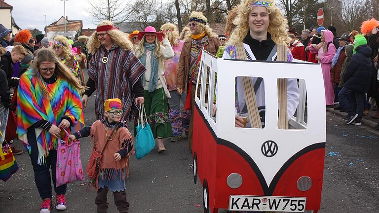 Eine riesige Gruppe und eine bunte Augenweide als Hippies: Die Feuerwehr Karlstadt brachte 'Love, Peace and Fire' für alle.