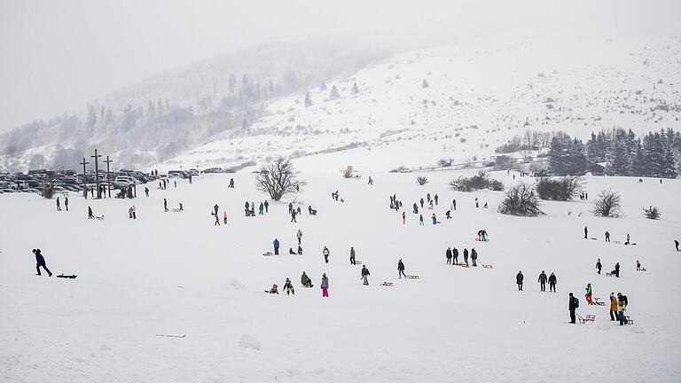 Gerade die Rhön ist im Winter ein beliebtestes Ausflugsziel, dort lässt es sich wunderbar Schlitten fahren und rodeln. Das taten viele im Januar 2021, als durch Corona noch Abstandsregeln galten.&nbsp;