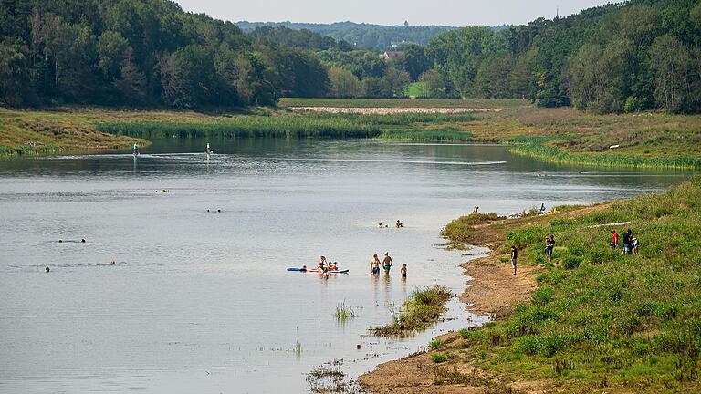 Badegäste im Sommer mussten sich durch Gras und Büsche kämpfen, um an das tief liegende Ufer des halb aufgestauten Ellertshäuser Sees zu kommen. Badegäste im Sommer mussten sich durch Gras und Büsche kämpfen, um an das tief liegende Ufer des halb aufgestauten Ellertshäuser Sees zu kommen.