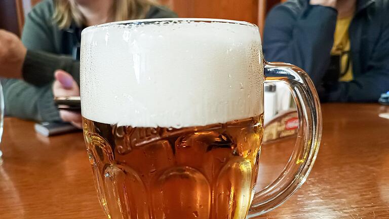 Urquell mit traditioneller Schaumkrone.jpeg       -  Na dann Prost! Bier besteht zwar aus Hopfen, hilft es aber auch gegen Corona?