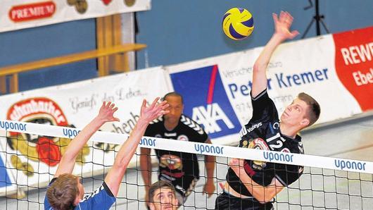 Der Eltmanner Max Kessel (Mitte) macht sich bereit zum Schmetterschlag, Leipzigs Blocker Jan Günther ist machtlos. Dennoch setzte es gegen die Sachsen ein klares 0:3. Der Eltmanner Max Kessel (Mitte) macht sich bereit zum Schmetterschlag, Leipzigs Blocker Jan Günther ist machtlos. Dennoch setzte es gegen die Sachsen ein klares 0:3.