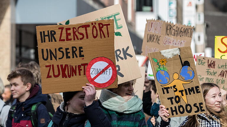 Mit Plakaten und Schildern bewaffnet zogen die Jugendlichen durch die Innenstadt.