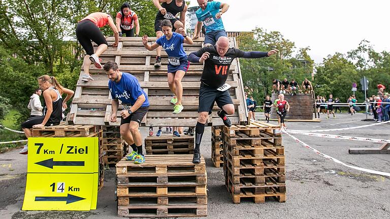 Rund 400 Kinder und knapp 900 Erwachsene machen am Sonntag 06.08.23 am Hindernislauf "Rock the Race" in Würzburg mit. Rund 400 Kinder und knapp 900 Erwachsene machen am Sonntag 06.08.23 am Hindernislauf "Rock the Race" in Würzburg mit.
