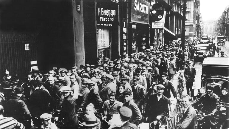 Bankenkrise - Deutschland 1931.jpeg - Die Mutter aller Wirtschaftskrisen, die auch von einer schweren Krise des Staatshaushalts begleitet wurde: Tausende verzweifelte Menschen stehen im Juli 1931 vor dem Berliner Postscheckamt, um ihr Guthaben abzuheben. Bankenkrise - Deutschland 1931.jpeg - Die Mutter aller Wirtschaftskrisen, die auch von einer schweren Krise des Staatshaushalts begleitet wurde: Tausende verzweifelte Menschen stehen im Juli 1931 vor dem Berliner Postscheckamt, um ihr Guthaben abzuheben.