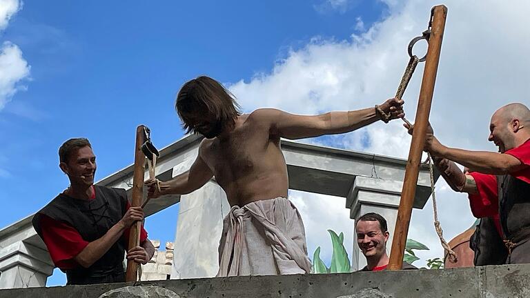 Lukas Manger (links) und Steffen Sauer (rechts) bei der Geißelung von Jesus. Lukas Manger (links) und Steffen Sauer (rechts) bei der Geißelung von Jesus.